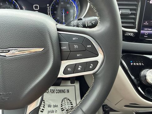 Used 2023 Chrysler Pacifica Touring-L FWD image 35