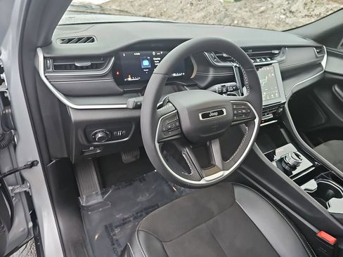 Used 2023 Jeep Grand Cherokee Altitude image 16