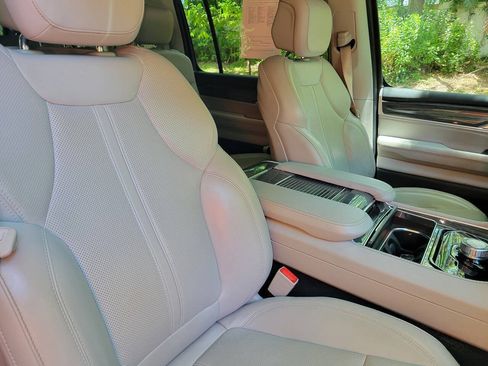 Used 2022 Jeep Wagoneer Series II RWD image 10