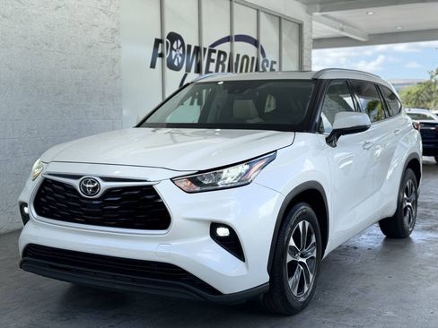 Used 2020 Toyota Highlander XLE FWD image 3