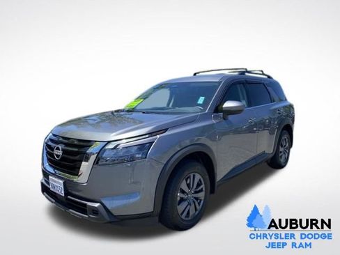 Used 2024 Nissan Pathfinder SV AWD/4WD image 3