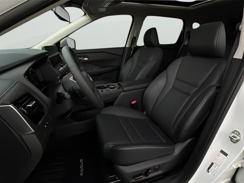 Used 2025 Nissan Rogue SL w/ Tech Package image 29