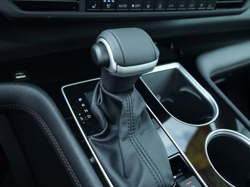 Used 2025 Toyota Sienna Platinum image 9