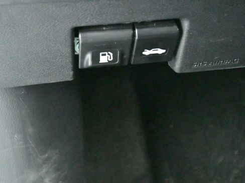 Used 2025 Nissan Versa SV FWD image 13
