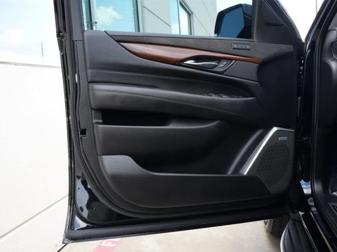 Used 2020 Cadillac Escalade 2WD image 18