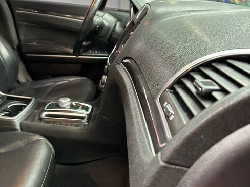 Used 2016 Chrysler 300 Limited image 27