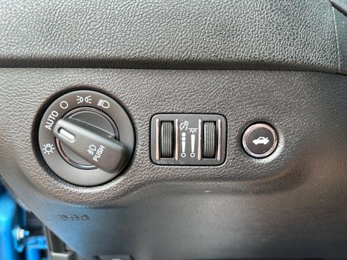 Used 2023 Dodge Charger SXT w/ Blacktop Package AWD/4WD image 17