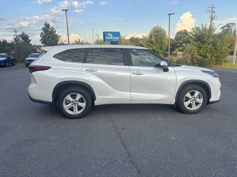 Used 2023 Toyota Highlander LE AWD/4WD image 8