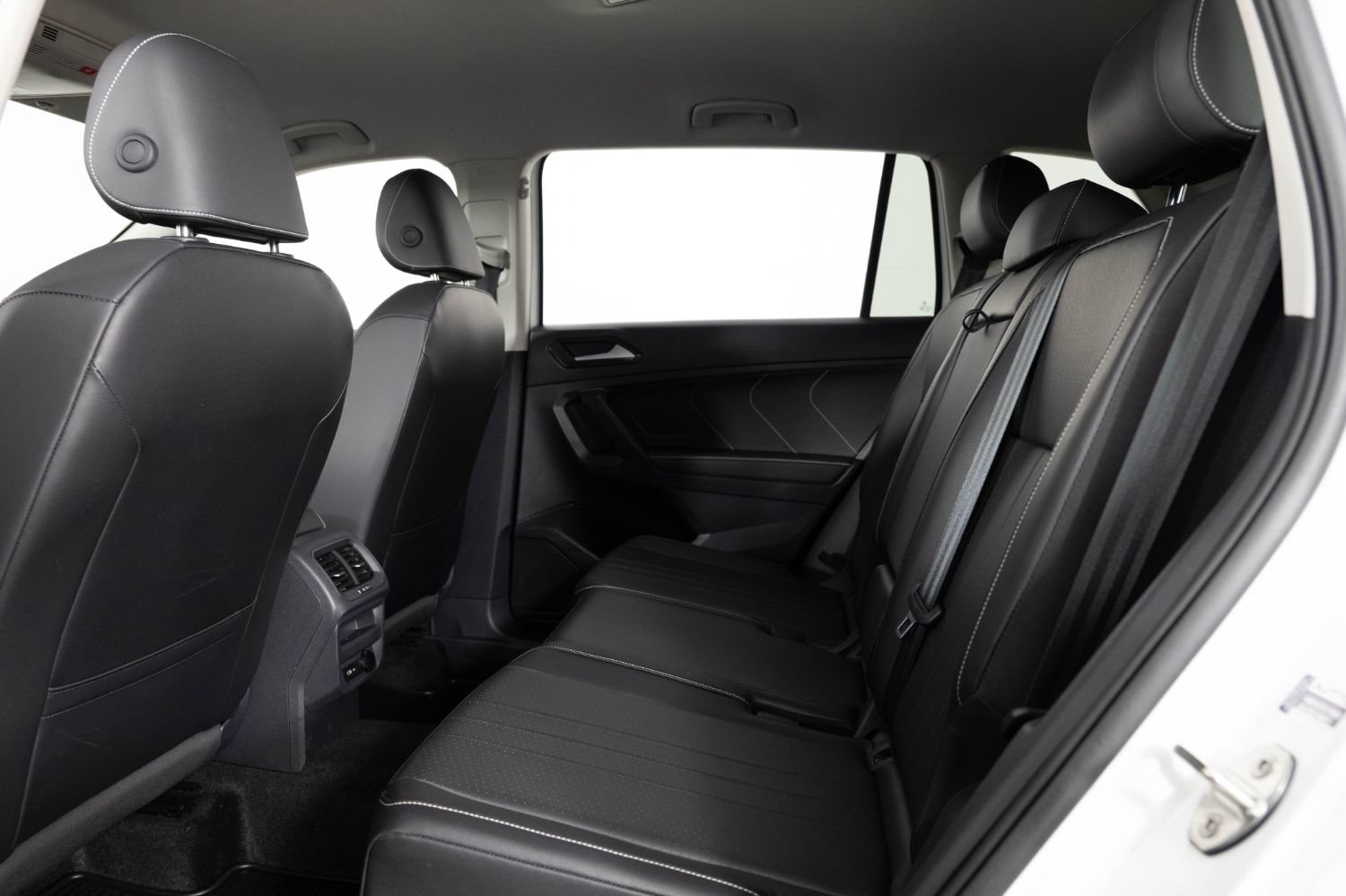 Used 2024 Volkswagen Tiguan SE AWD/4WD image 18