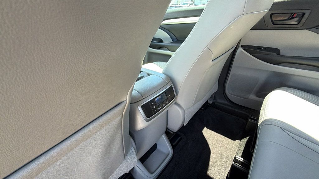 Used 2018 Toyota Highlander Plus FWD image 25