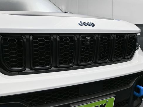 Used 2023 Jeep Grand Cherokee Trailhawk w/ Luxury Tech Group III image 37