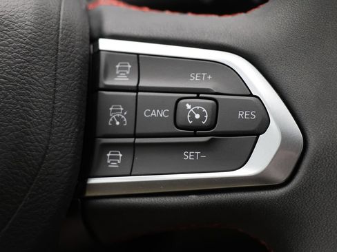 Used 2025 Jeep Compass Trailhawk AWD/4WD image 19