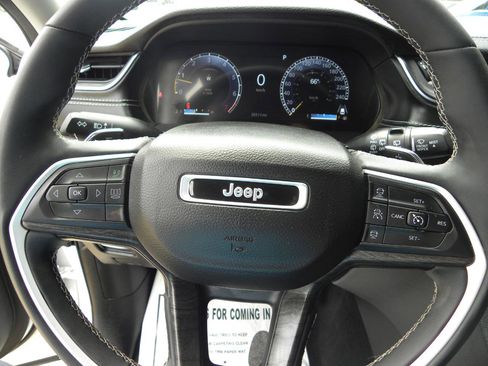 Used 2023 Jeep Grand Cherokee Limited w/ Black Appearance Package AWD/4WD image 11