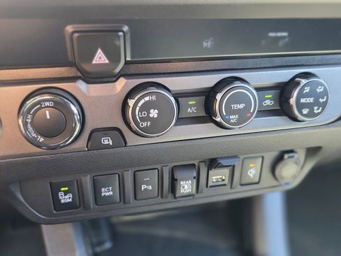 Used 2020 Toyota Tacoma TRD Sport w/ Technology Package AWD/4WD image 31