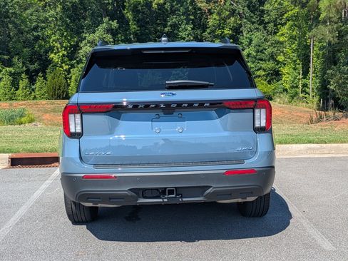 Used 2025 Ford Explorer Active AWD/4WD image 4