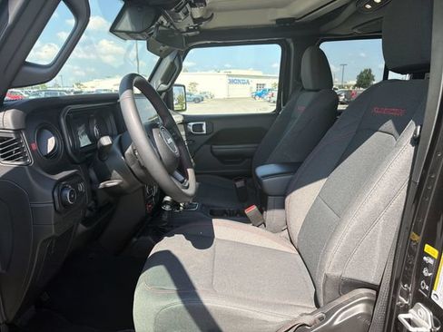 Used 2025 Jeep Wrangler Unlimited Rubicon AWD/4WD image 9
