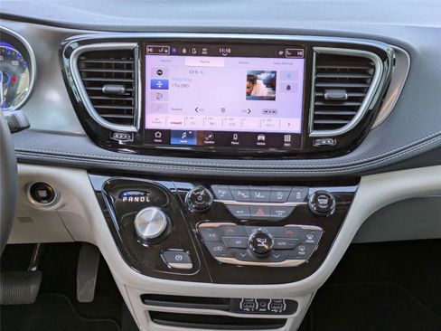 Used 2024 Chrysler Pacifica Touring-L image 21