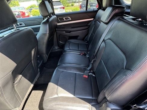 Used 2017 Ford Explorer XLT w/ Equipment Group 202A AWD/4WD image 10