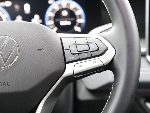 Used 2025 Volkswagen Tiguan SE w/ Panoramic Sunroof Package image 20