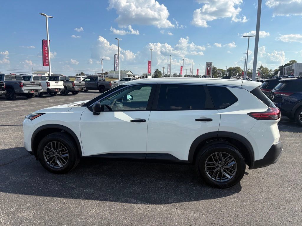 Used 2023 Nissan Rogue S AWD/4WD image 9