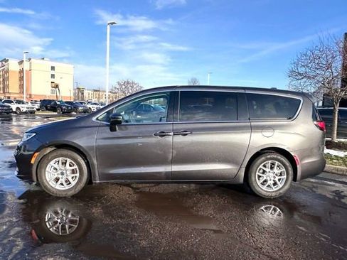 Used 2023 Chrysler Pacifica Touring-L image 6