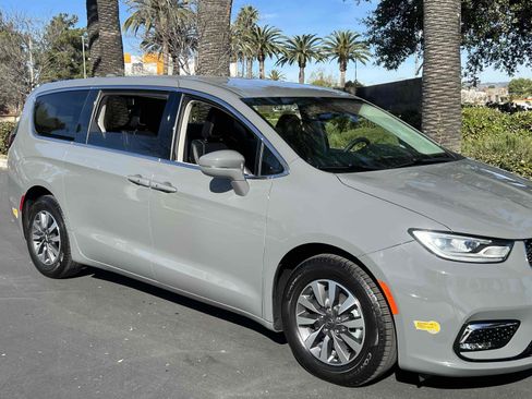 Used 2022 Chrysler Pacifica Touring-L image 52