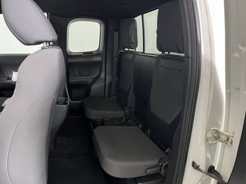 Used 2017 Toyota Tacoma TRD Sport w/ Tow Package (A/T) image 19