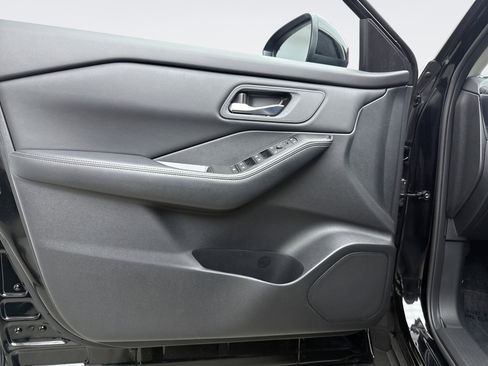 Used 2025 Nissan Rogue SV image 9