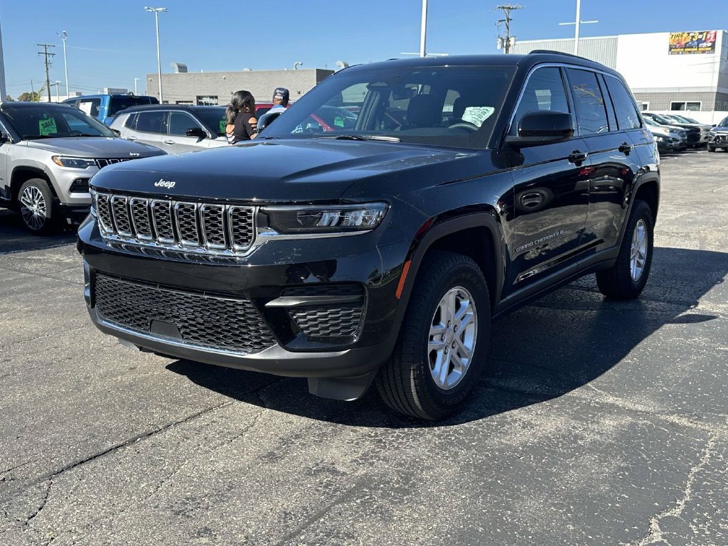 Used 2025 Jeep Grand Cherokee Laredo w/ Luxury Tech Group I AWD/4WD image 7