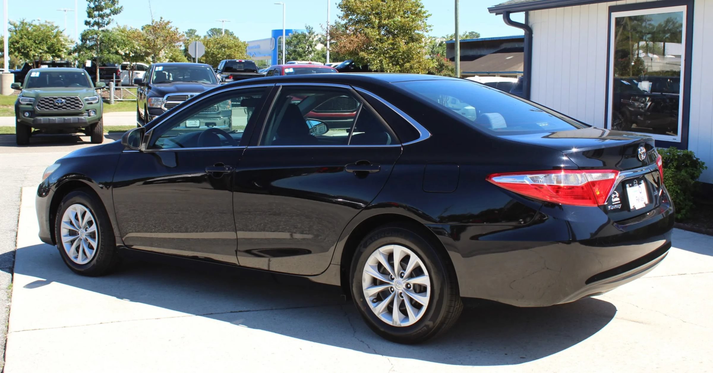 Used 2016 Toyota Camry LE FWD image 3