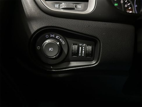 Used 2019 Jeep Renegade Latitude w/ Cold Weather Group image 18