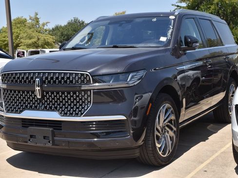 Certified 2025 Lincoln Navigator Reserve AWD/4WD image 2