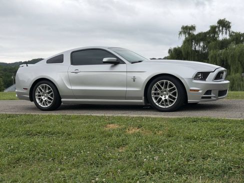 Used 2013 Ford Mustang Premium RWD image 9