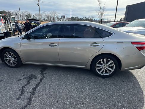 Used 2014 Toyota Avalon XLE image 11