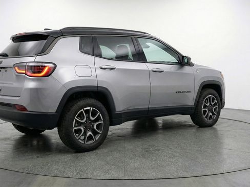 Used 2025 Jeep Compass Trailhawk AWD/4WD image 9