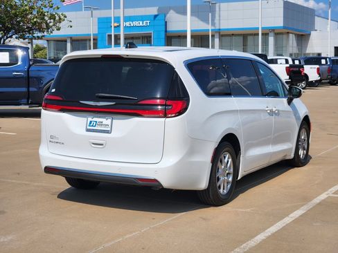 Used 2023 Chrysler Pacifica Touring-L FWD image 5