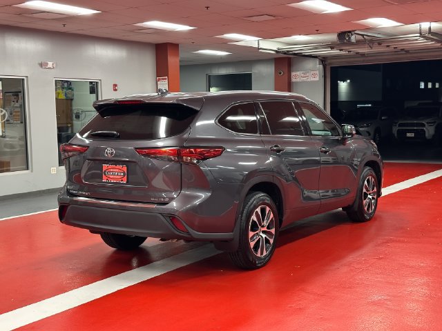 Used 2022 Toyota Highlander XLE AWD/4WD image 4
