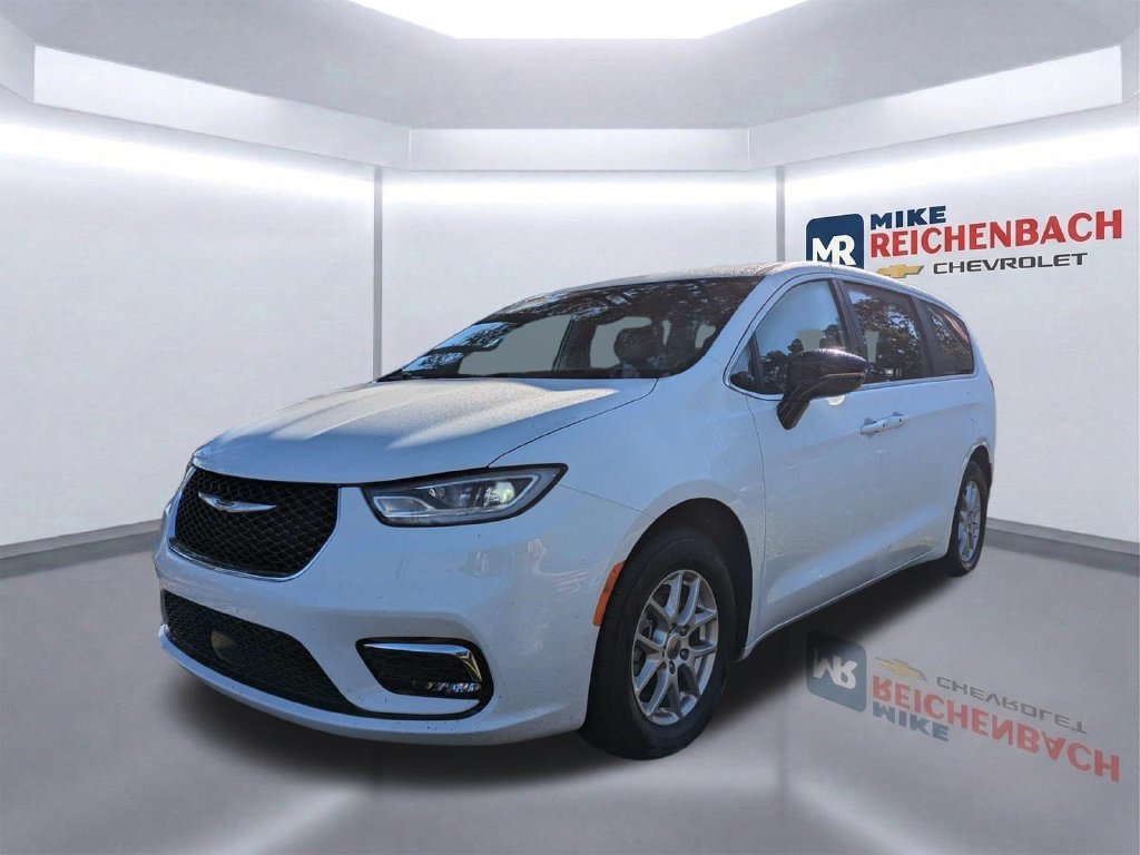 Used 2024 Chrysler Pacifica Touring-L FWD image 8