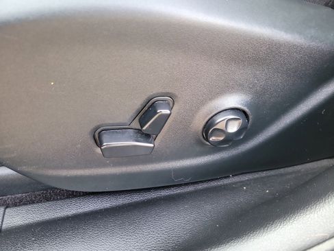 Used 2018 Jeep Cherokee Latitude Plus w/ Cold Weather Group image 16