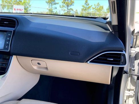 Used 2017 Jaguar XE Prestige image 18