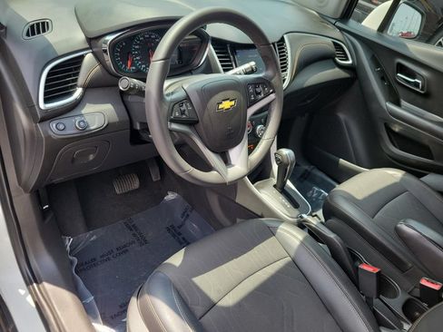 Used 2022 Chevrolet Trax LT w/ LT Convenience Package FWD image 6