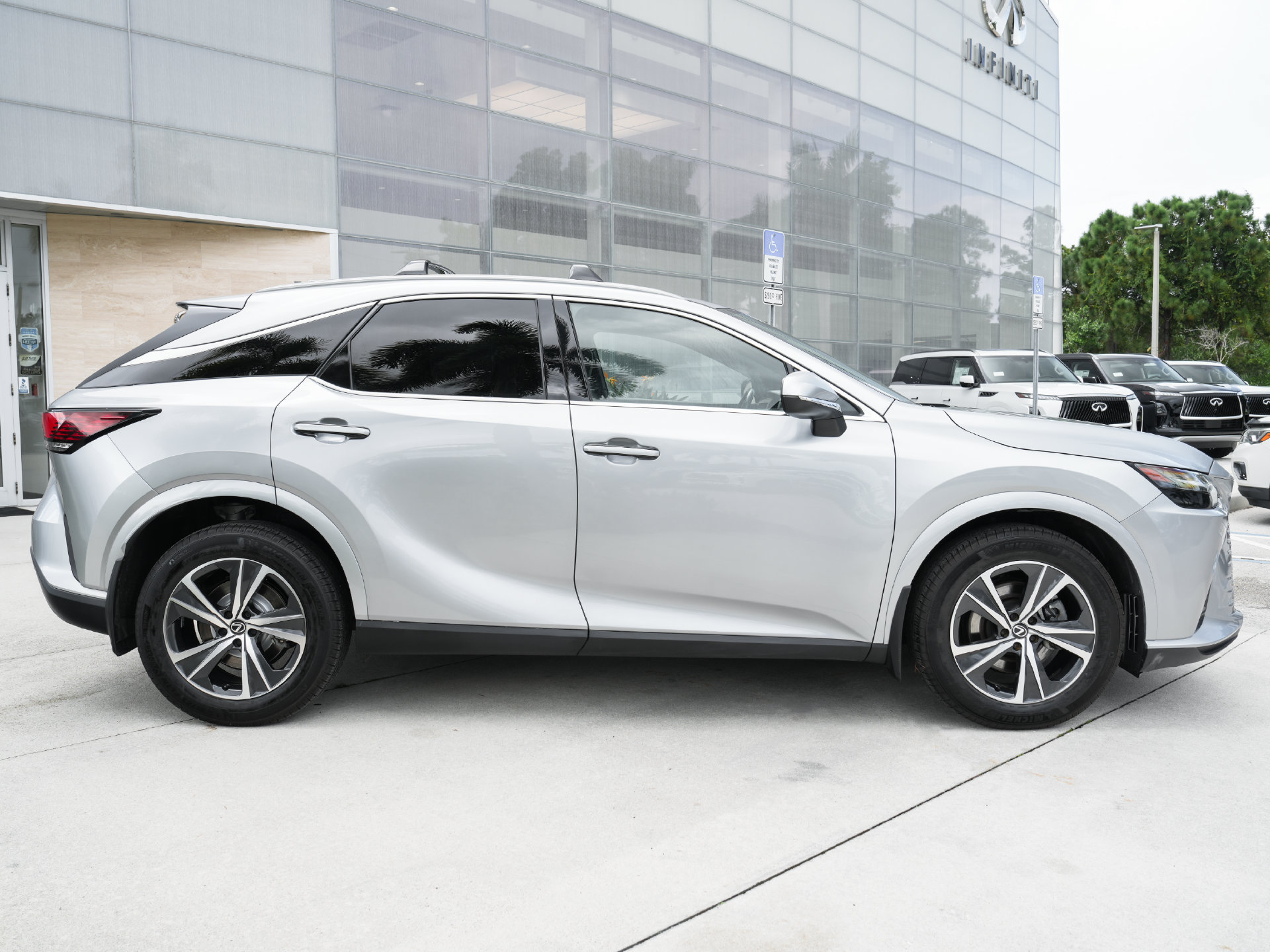 Used 2023 Lexus RX 350 Premium w/ Accessory Package AWD/4WD image 28