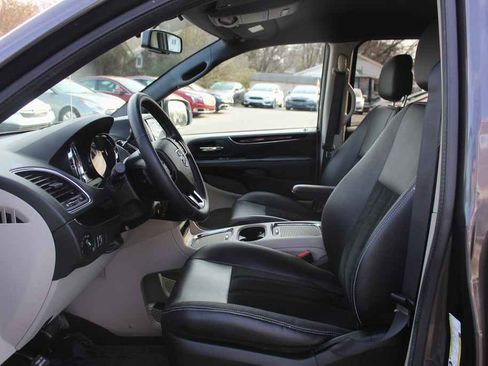 Used 2017 Dodge Grand Caravan SXT image 24