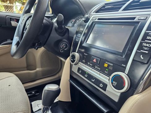 Used 2014 Toyota Camry LE image 14