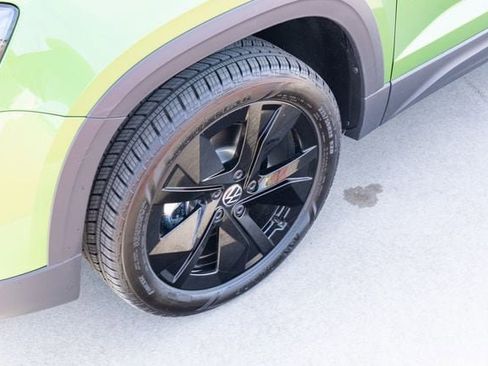 New 2026 Volkswagen Taos SE image 12