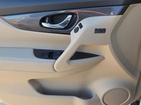 Used 2020 Nissan Rogue SV w/ Premium Package image 21