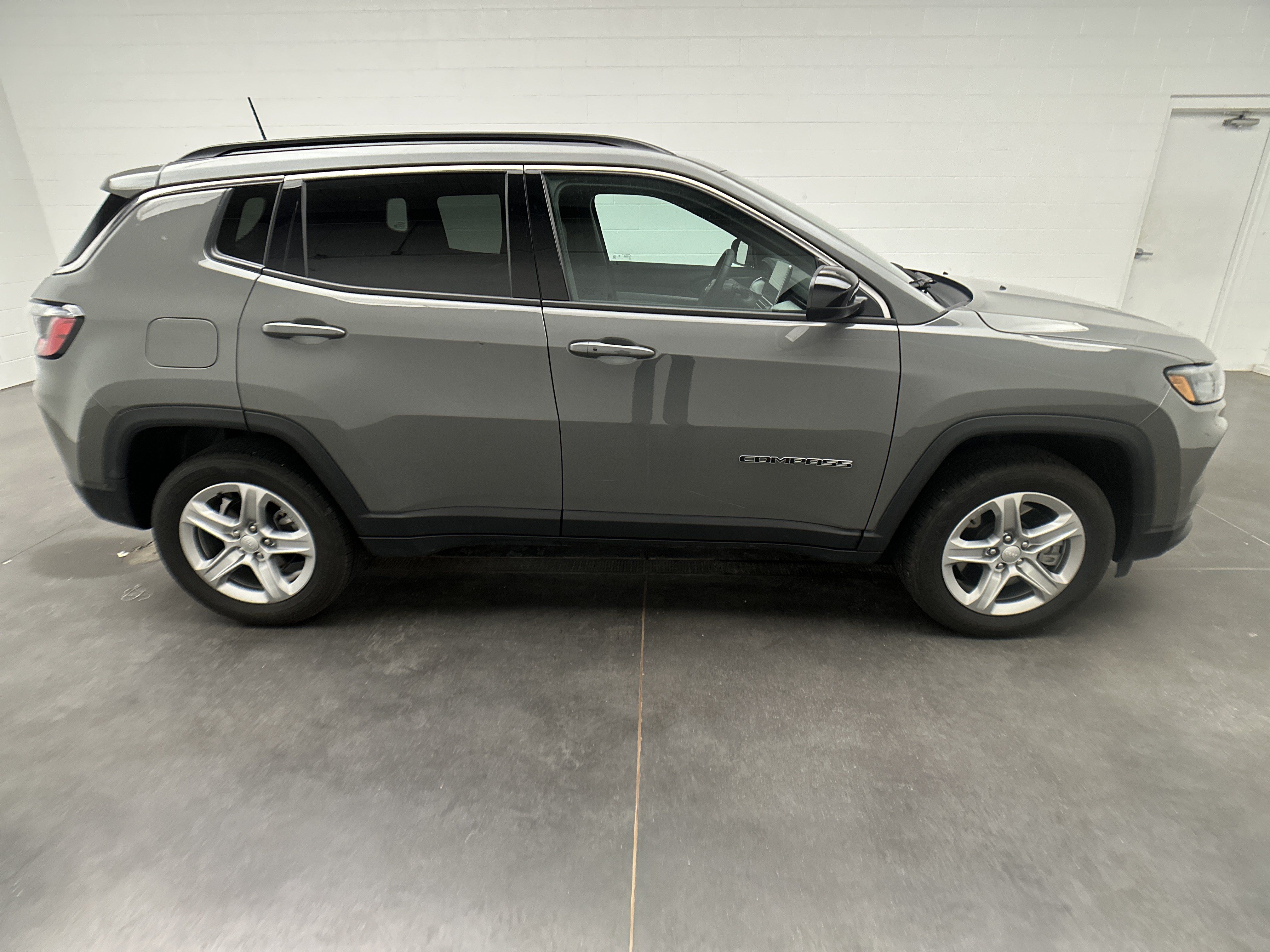 Used 2023 Jeep Compass Latitude AWD/4WD image 10