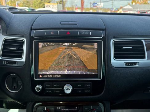 Used 2015 Volkswagen Touareg VR6 image 37