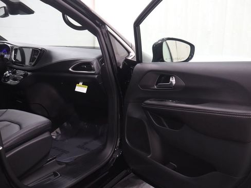 New 2026 Chrysler Pacifica Select FWD image 14