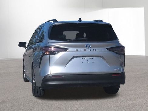 Certified 2023 Toyota Sienna XLE image 8